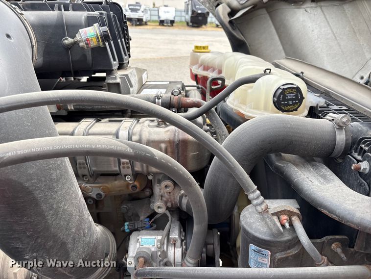 image for item YA2792 2020 Freightliner Cascadia semi truck