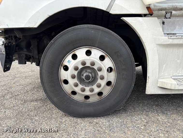 image for item YA2792 2020 Freightliner Cascadia semi truck