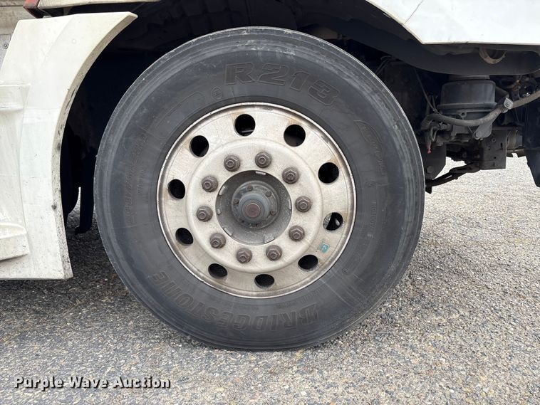 image for item YA2792 2020 Freightliner Cascadia semi truck