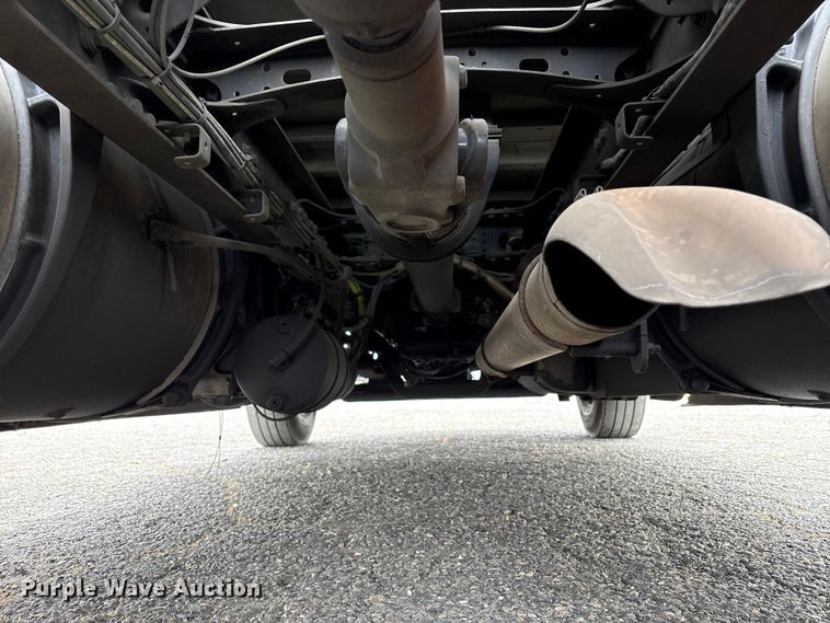 image for item YA2792 2020 Freightliner Cascadia semi truck