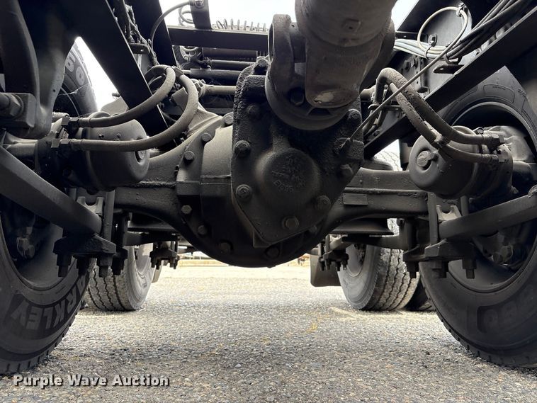 image for item YA2792 2020 Freightliner Cascadia semi truck