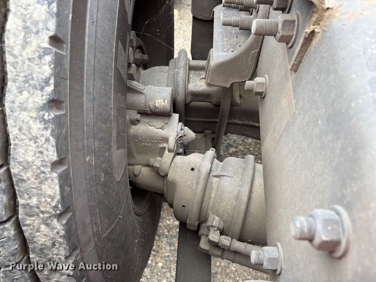 image for item YA2792 2020 Freightliner Cascadia semi truck