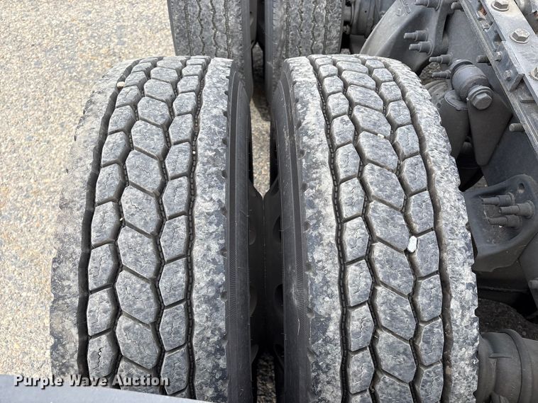 image for item YA2792 2020 Freightliner Cascadia semi truck