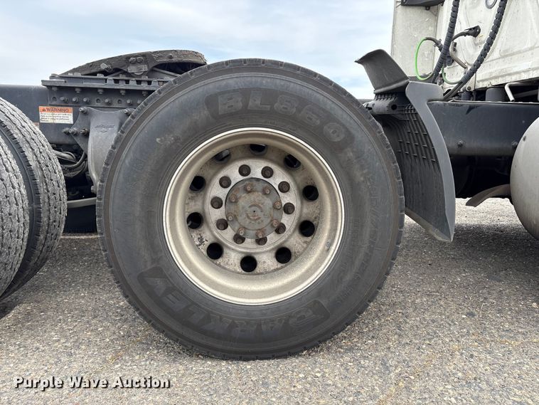 image for item YA2792 2020 Freightliner Cascadia semi truck