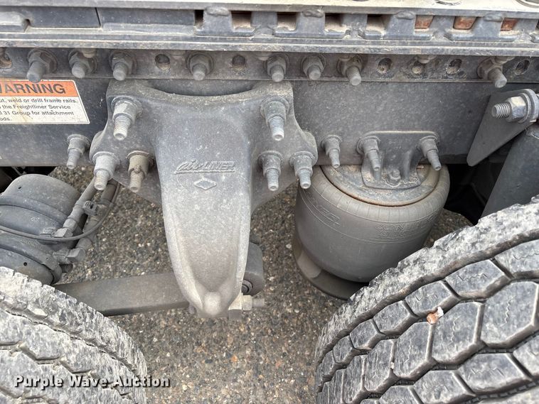 image for item YA2792 2020 Freightliner Cascadia semi truck