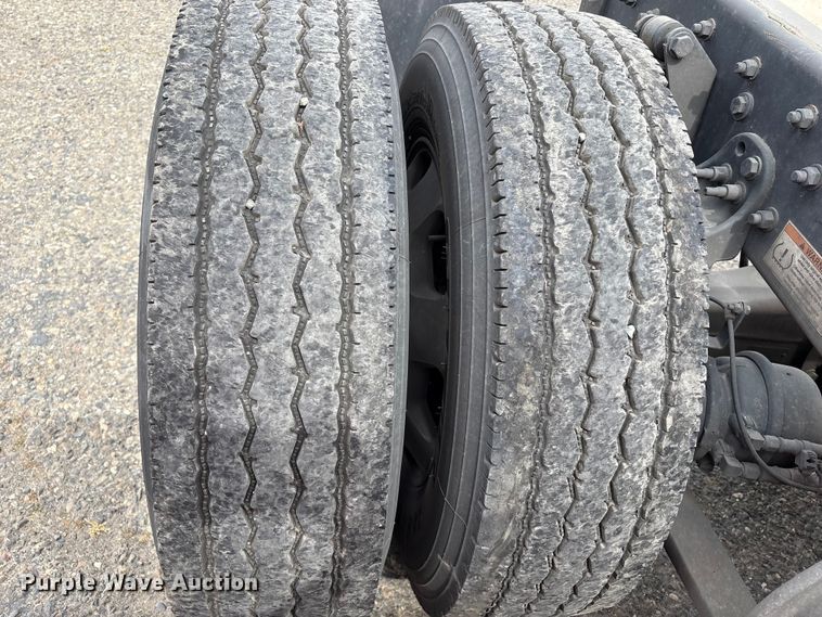 image for item YA2792 2020 Freightliner Cascadia semi truck