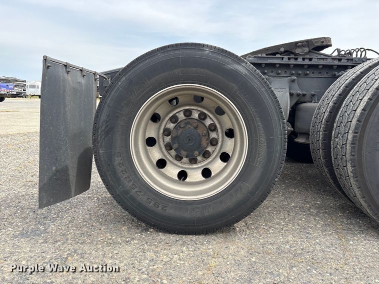 image for item YA2792 2020 Freightliner Cascadia semi truck