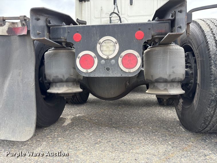 image for item YA2792 2020 Freightliner Cascadia semi truck