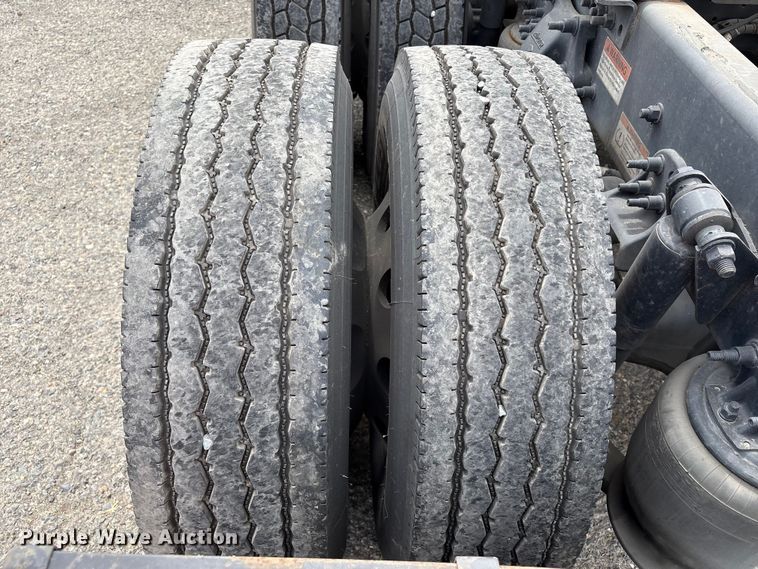 image for item YA2792 2020 Freightliner Cascadia semi truck