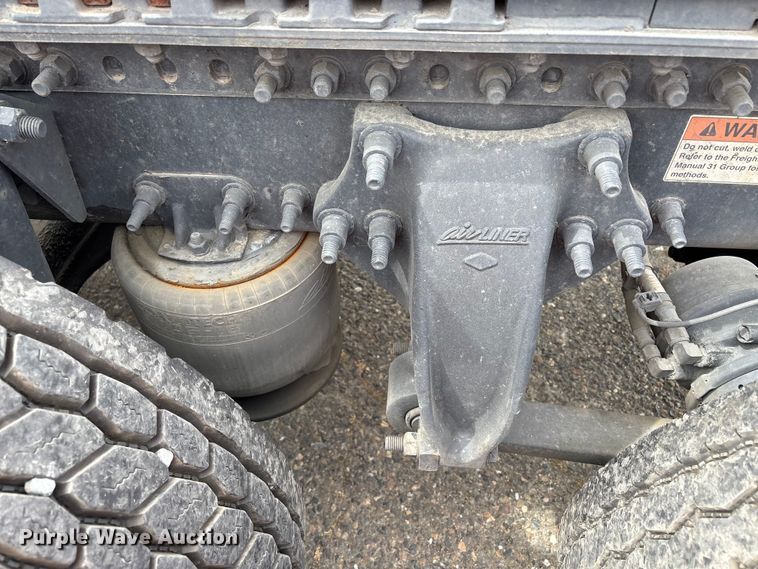 image for item YA2792 2020 Freightliner Cascadia semi truck