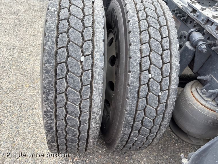 image for item YA2792 2020 Freightliner Cascadia semi truck