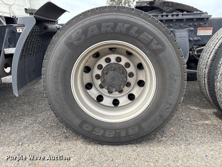 image for item YA2792 2020 Freightliner Cascadia semi truck