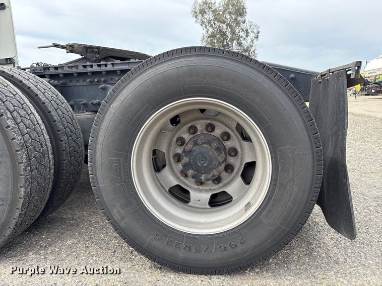 image for item YA2792 2020 Freightliner Cascadia semi truck