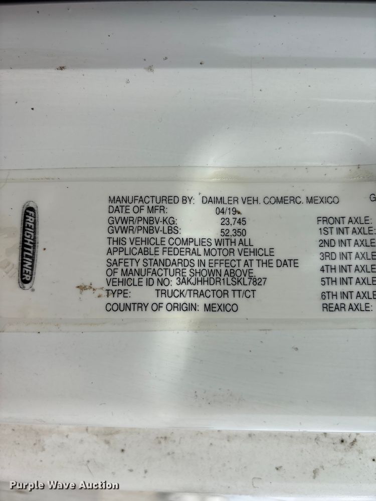 image for item YA2792 2020 Freightliner Cascadia semi truck