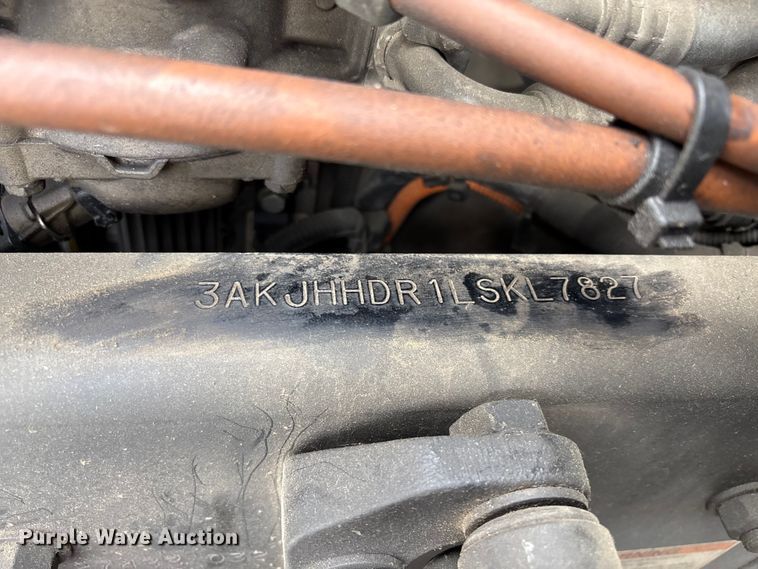 image for item YA2792 2020 Freightliner Cascadia semi truck