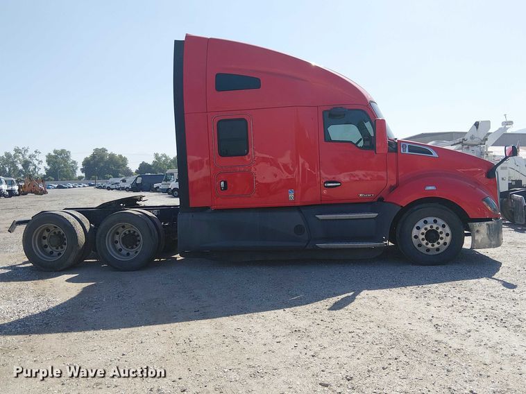 image for item YA2865 2019 Kenworth T680 semi truck
