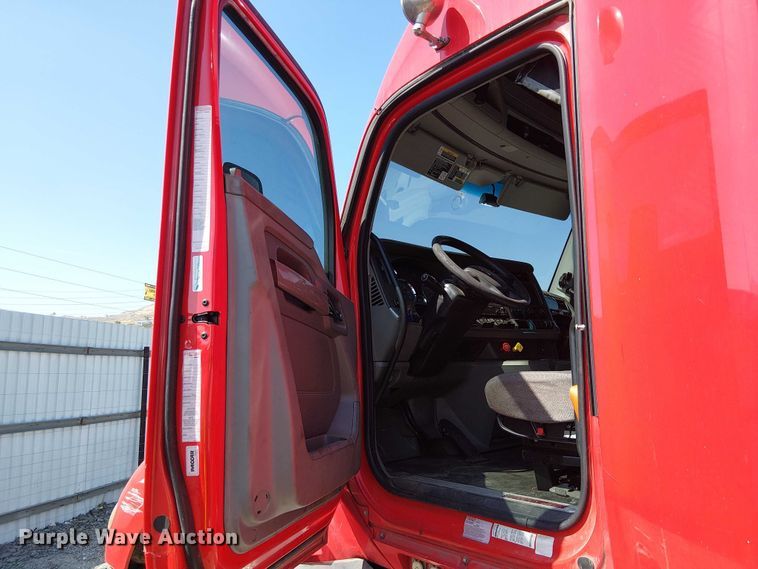 image for item YA2865 2019 Kenworth T680 semi truck