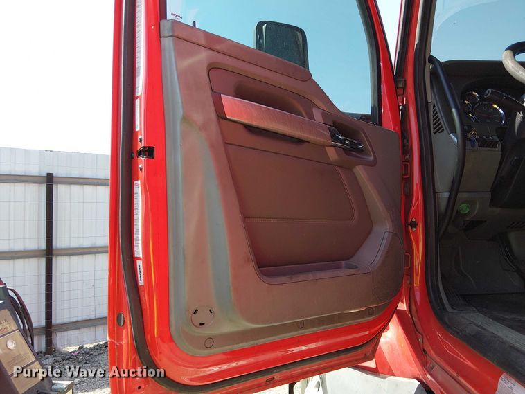 image for item YA2865 2019 Kenworth T680 semi truck