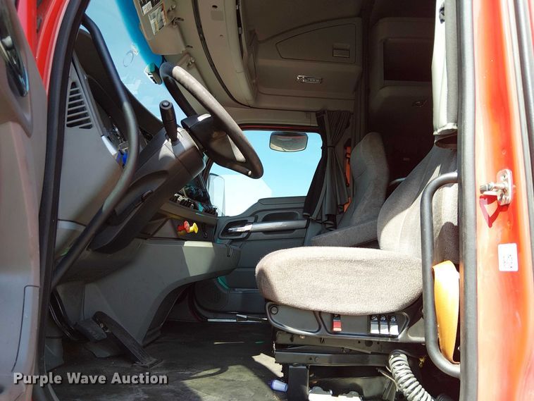 image for item YA2865 2019 Kenworth T680 semi truck