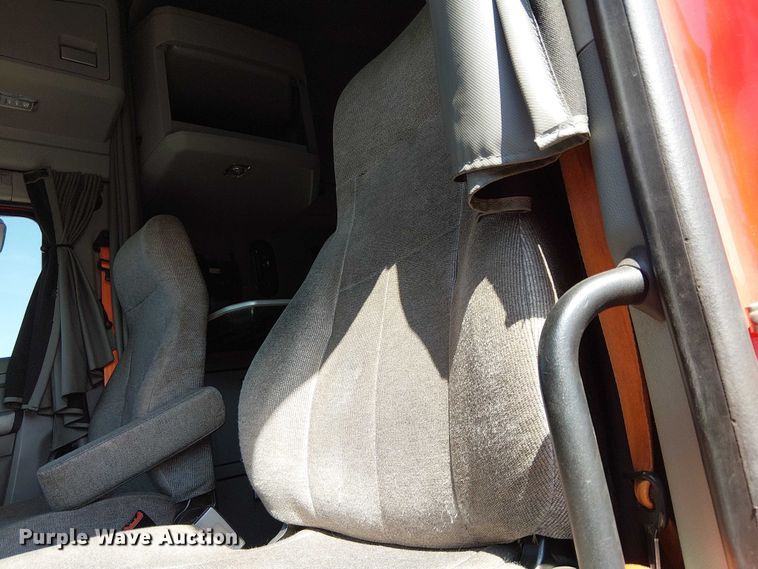 image for item YA2865 2019 Kenworth T680 semi truck