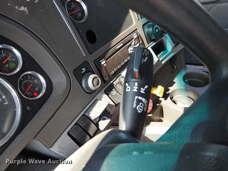 image for item YA2865 2019 Kenworth T680 semi truck