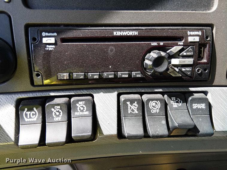 image for item YA2865 2019 Kenworth T680 semi truck