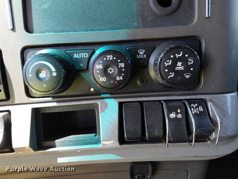 image for item YA2865 2019 Kenworth T680 semi truck