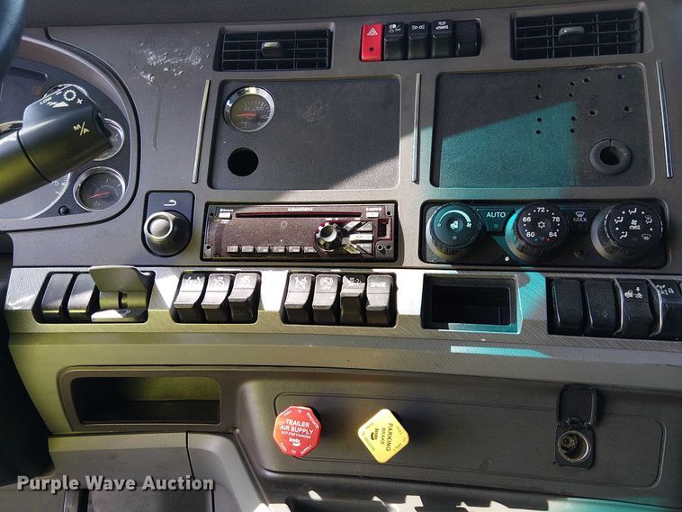 image for item YA2865 2019 Kenworth T680 semi truck