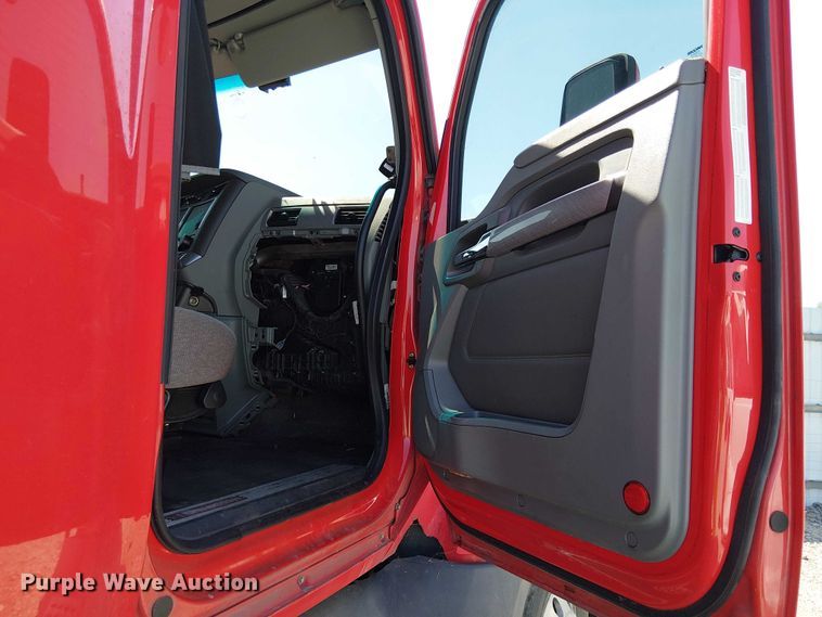 image for item YA2865 2019 Kenworth T680 semi truck