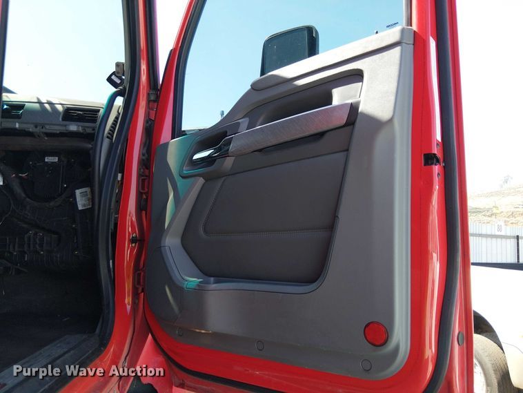 image for item YA2865 2019 Kenworth T680 semi truck