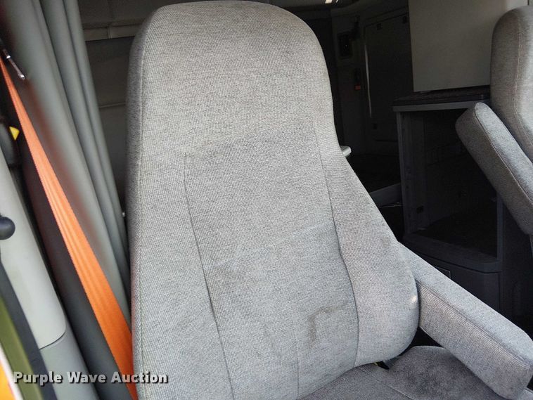 image for item YA2865 2019 Kenworth T680 semi truck