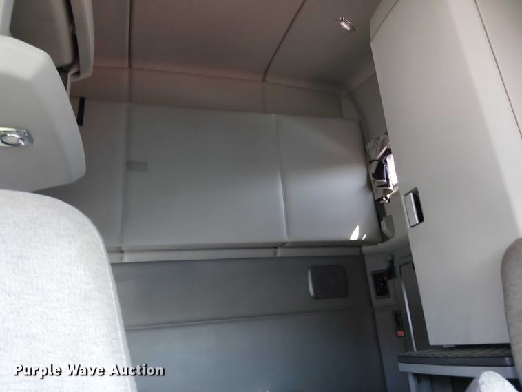 image for item YA2865 2019 Kenworth T680 semi truck