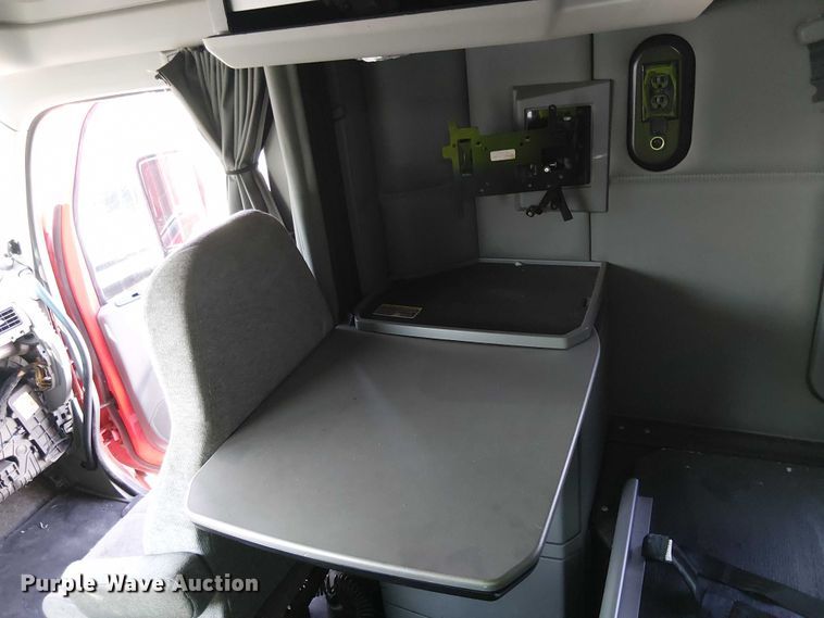 image for item YA2865 2019 Kenworth T680 semi truck