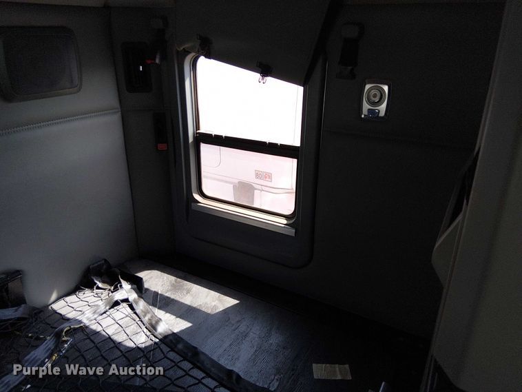 image for item YA2865 2019 Kenworth T680 semi truck