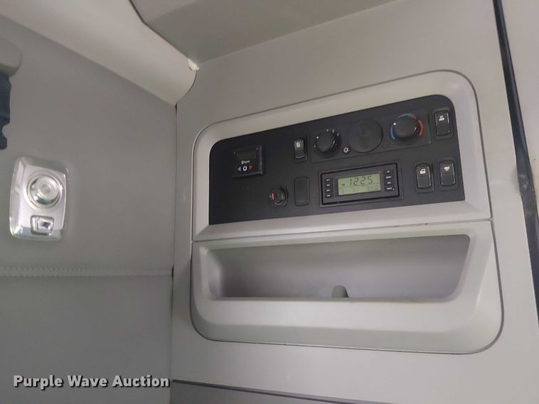 image for item YA2865 2019 Kenworth T680 semi truck