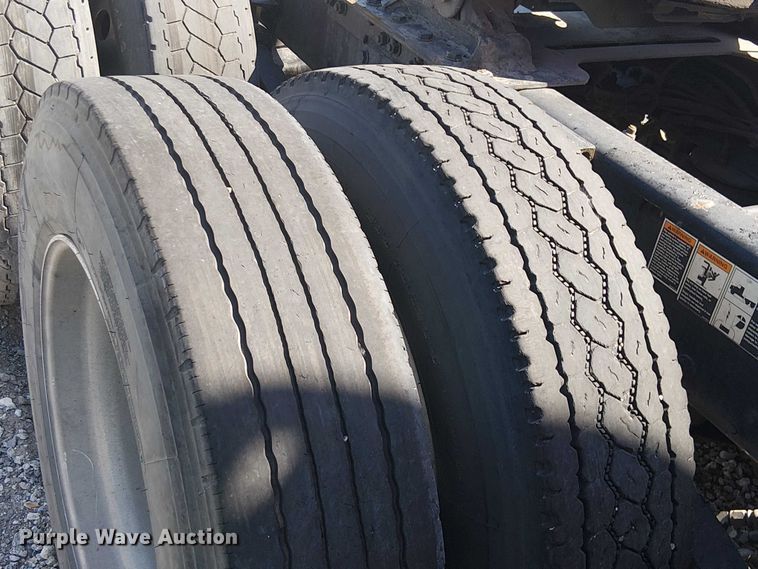 image for item YA2865 2019 Kenworth T680 semi truck