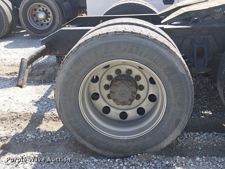 image for item YA2865 2019 Kenworth T680 semi truck