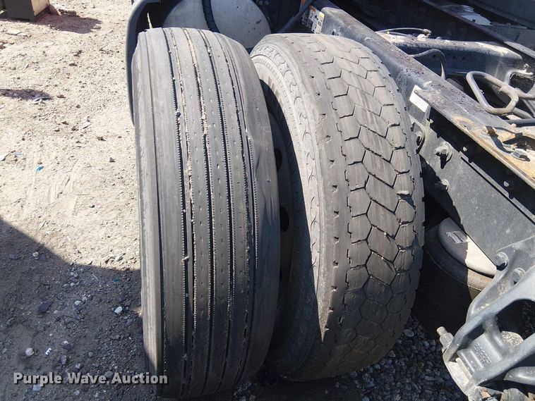 image for item YA2865 2019 Kenworth T680 semi truck