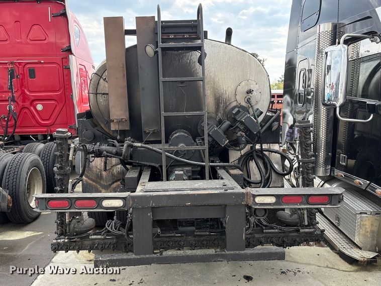 image for item YA2934 2017 Kenworth T370 oil distributor truck