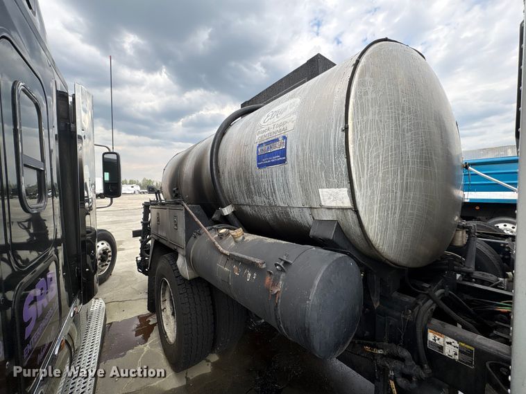 image for item YA2934 2017 Kenworth T370 oil distributor truck
