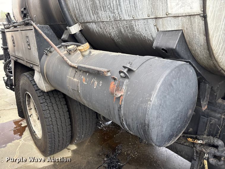 image for item YA2934 2017 Kenworth T370 oil distributor truck
