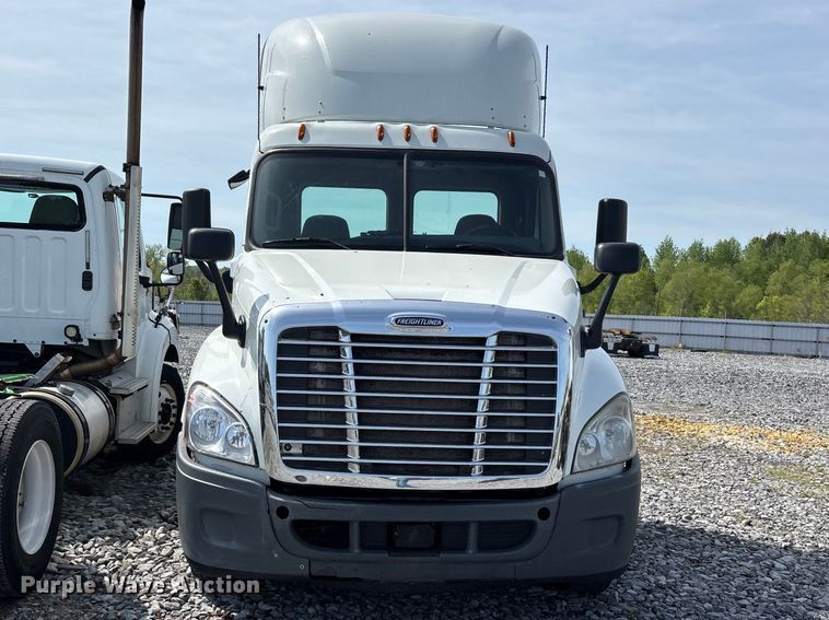 image for item YA2945 2016 Freightliner Cascadia semi truck