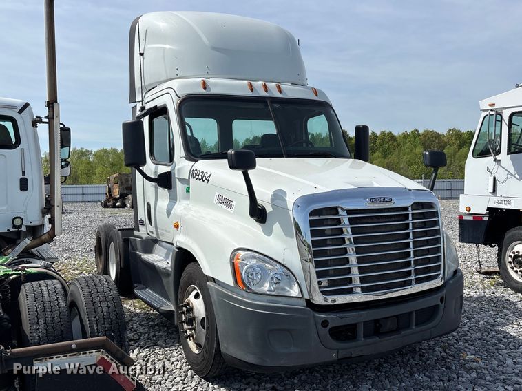 image for item YA2945 2016 Freightliner Cascadia semi truck