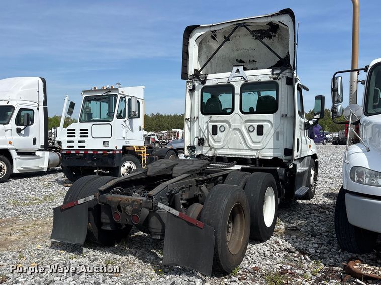 image for item YA2945 2016 Freightliner Cascadia semi truck
