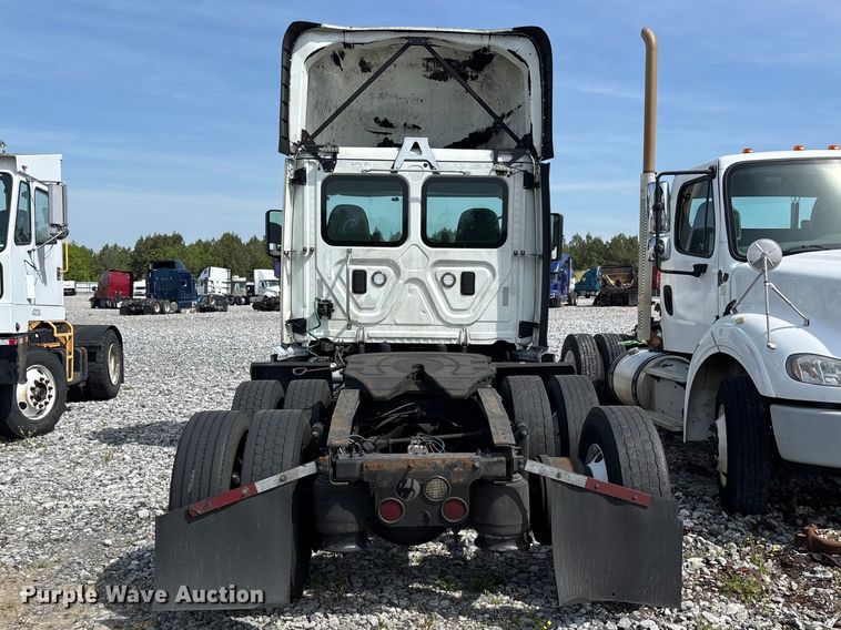image for item YA2945 2016 Freightliner Cascadia semi truck