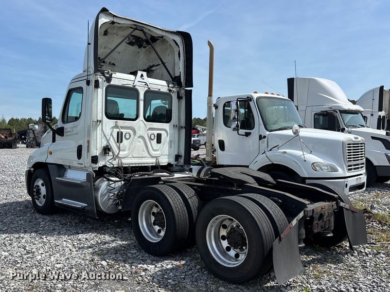 image for item YA2945 2016 Freightliner Cascadia semi truck