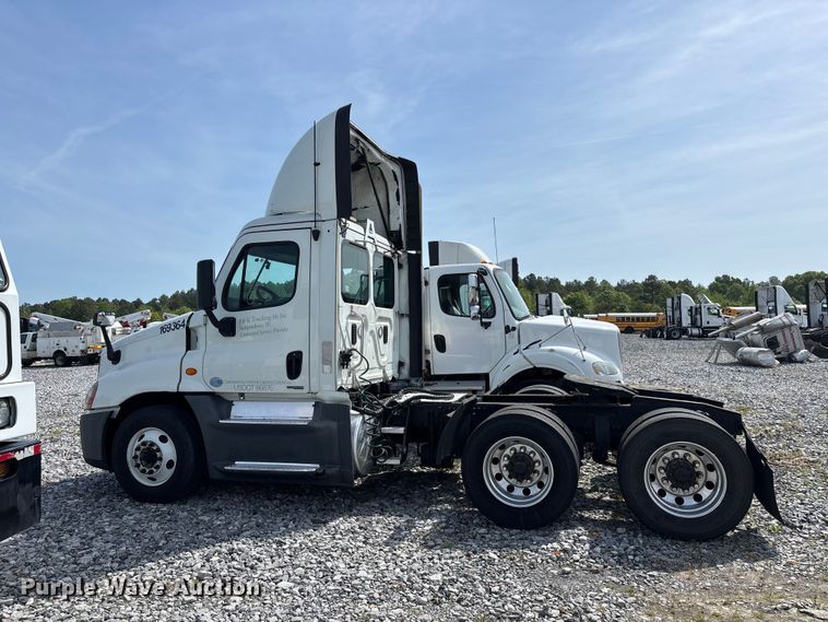 image for item YA2945 2016 Freightliner Cascadia semi truck