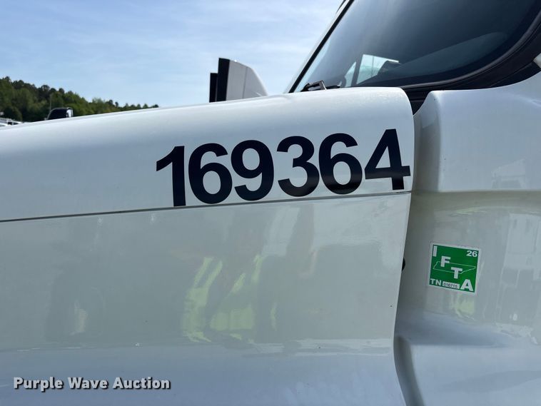 image for item YA2945 2016 Freightliner Cascadia semi truck