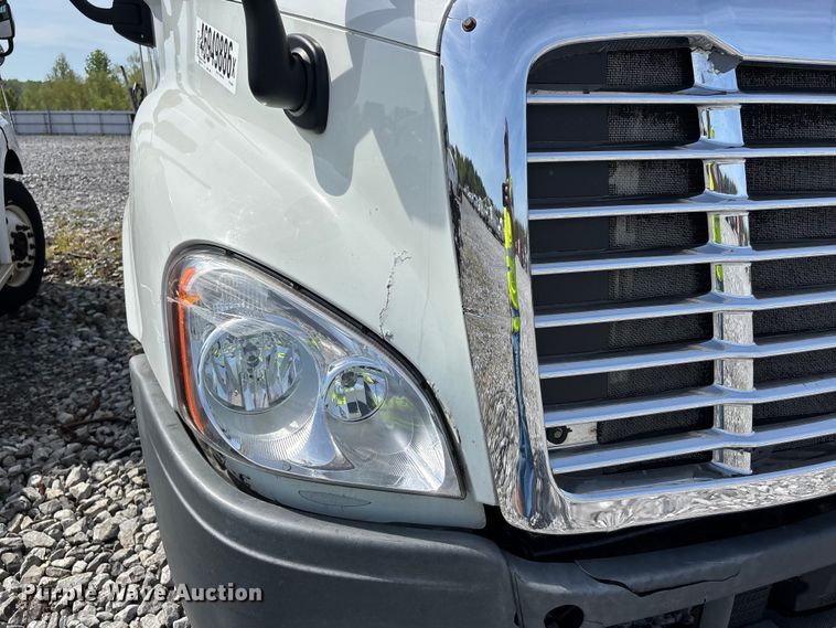 image for item YA2945 2016 Freightliner Cascadia semi truck