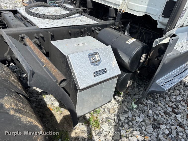 image for item YA2945 2016 Freightliner Cascadia semi truck